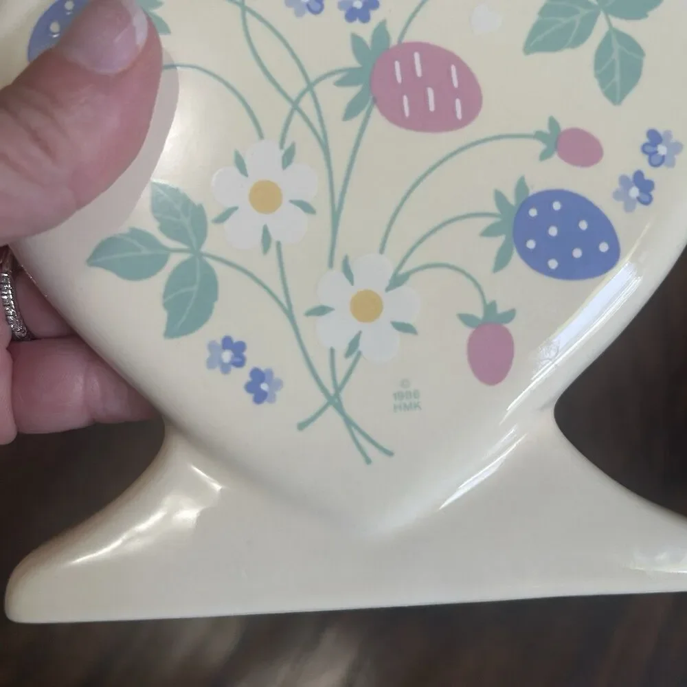 VTG Auntie Em Heart-Shaped Napkin Holder-Ceramic 1986 Hallmark Berries Floral
